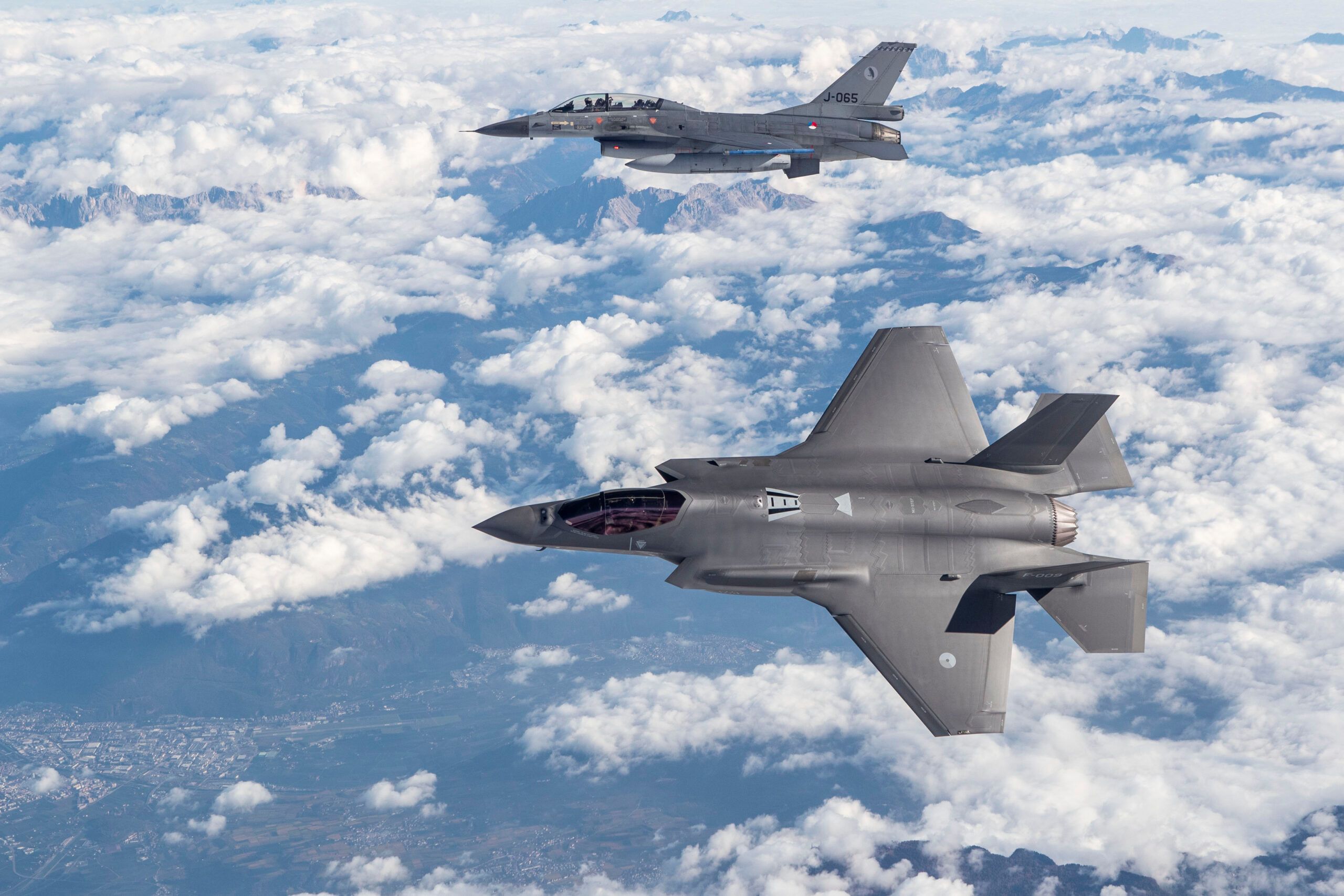 Picture of two F35 airoplanes