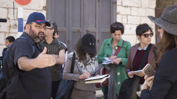 Yedhuda Shaul leading a tour in Hebron