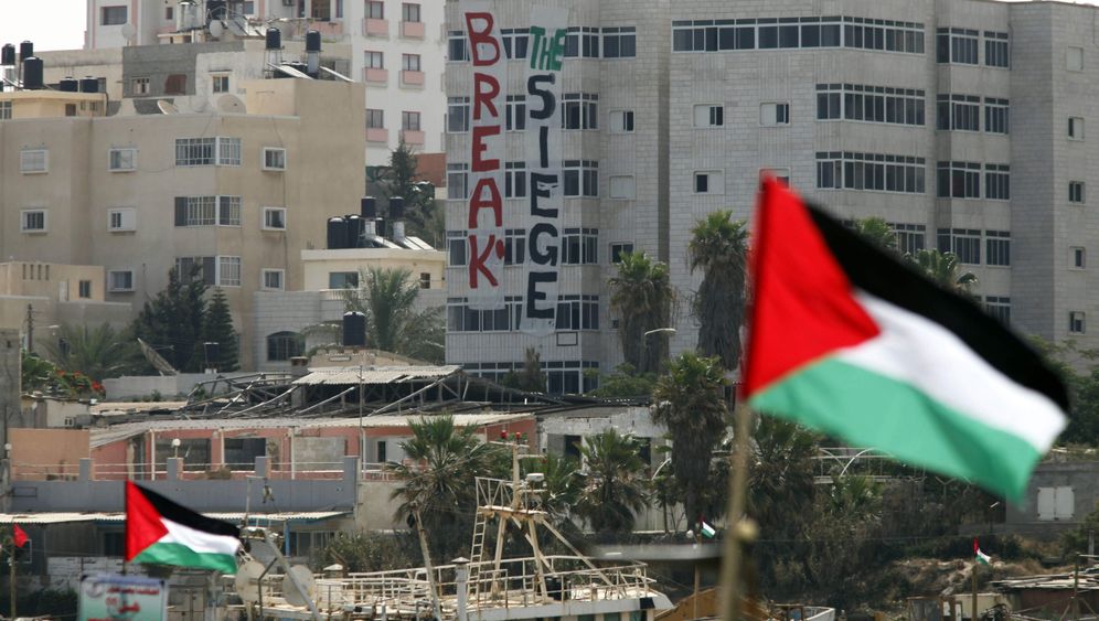 Picture of buildings of Gaza with large Palestinian flags