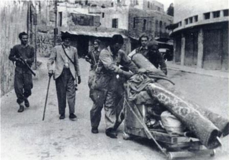 Nakba Image Historical photo of people pushing belonings on a trolley