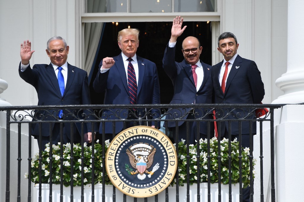 Photo of Donald Trump, Netanyahu and leaders of Bahrain and UAE on the white house balcony
