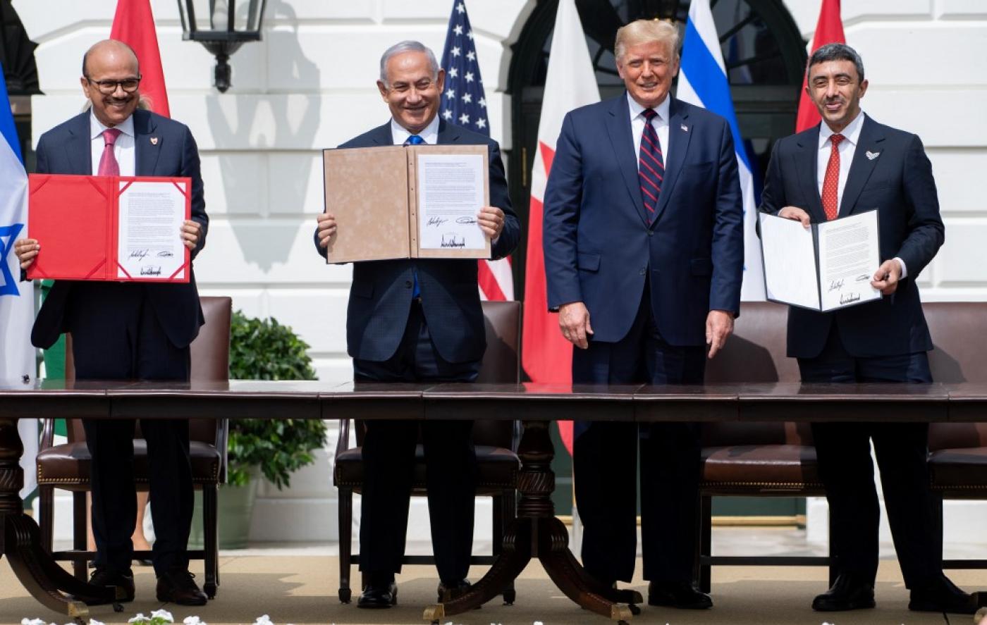 Photo of Trump, Netanyahu and Arab leaders with signed papers in their hands