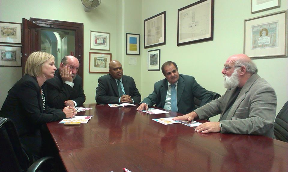 Jeff Halper speaking with 5 Victorian parliamentarians